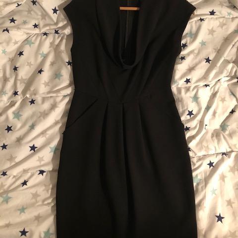 troc de  Robe noire sans manches grand col Zara taille S, sur mytroc