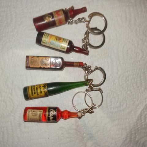 troc de  5 portes clefs alcool réservé Béatrice, sur mytroc