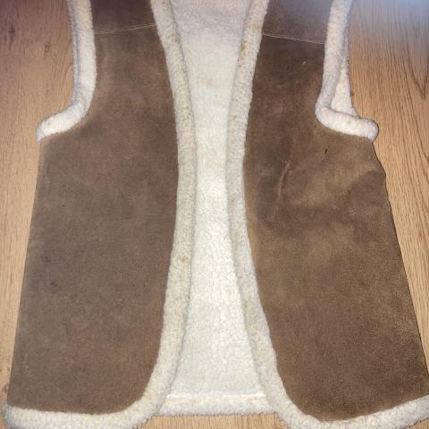 troc de  Veste sans manche en croute de cuir taille M, sur mytroc