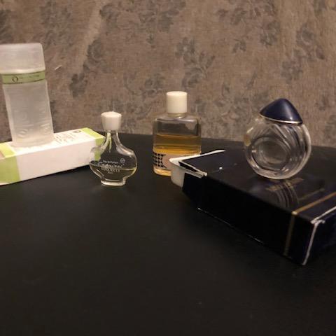 troc de  Pour Fidjy : 4 petits flacons de parfum miniature vides, sur mytroc