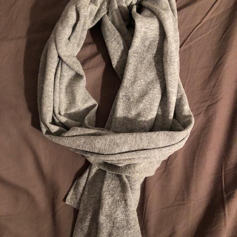 troc de  écharpe gris clair petits points brillants, sur mytroc