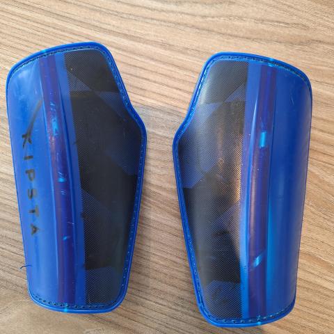 troc de  Protège tibia enfant kipsta pour footballeur, sur mytroc