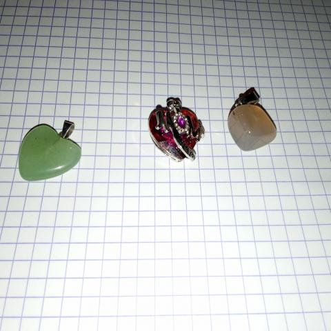 troc de  3 pendentif réserver fidjy, sur mytroc