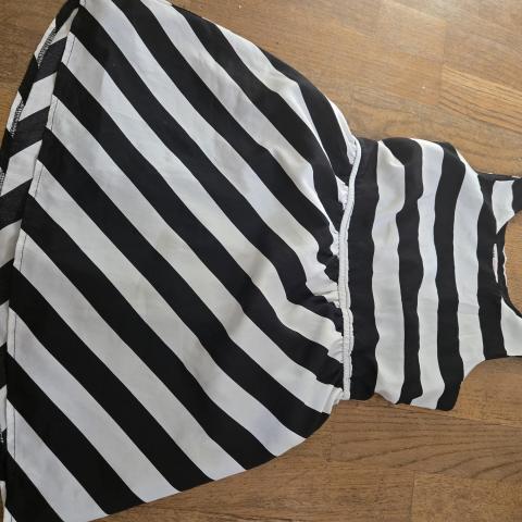 troc de  Robe h et m 8 ans, sur mytroc