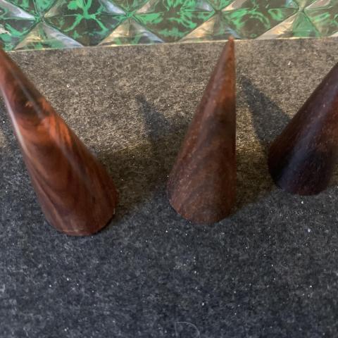 troc de  3 cônes en bois pour bagues, sur mytroc