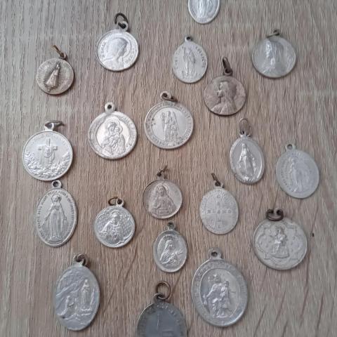 troc de  Lots De 20 Médailles Pendentifs Religieuses, sur mytroc