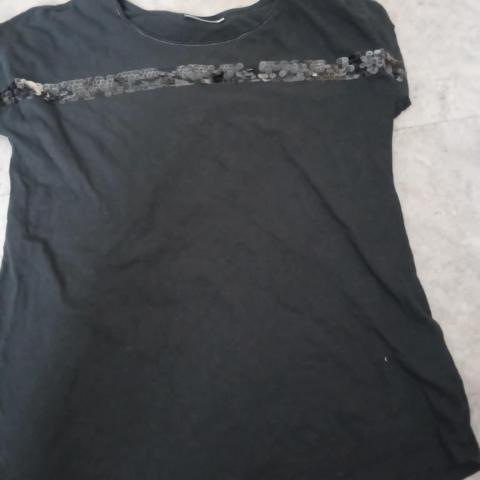 troc de  Tee shirt noir talle     M  fantaisie seguin devant marque yessic, sur mytroc