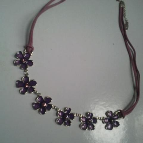 troc de  collier fleurs violettes, sur mytroc