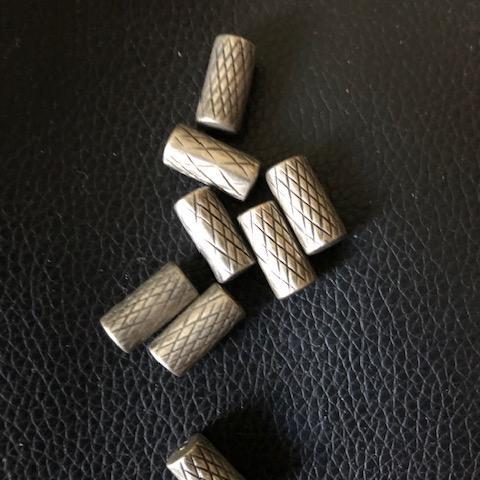 troc de  Lot 8 perles cylindriques métal léger argenté, sur mytroc