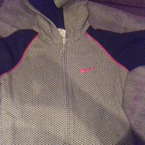 troc de  Reserver Veste Nike 12 ans fille, sur mytroc