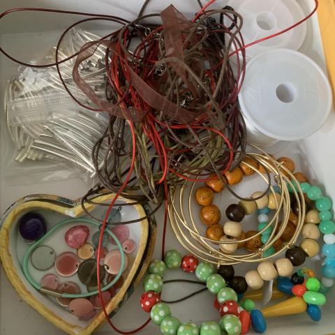 troc de  Lot divers , bijoux ou pour création de bijoux, sur mytroc
