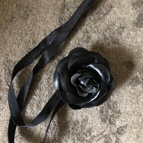 troc de  (réservé) Fleur en cuir 6cm de diam. approx., sur mytroc