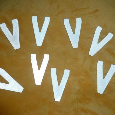 troc de  RESERVE - Lot de 5 lettres métalliques "V", sur mytroc