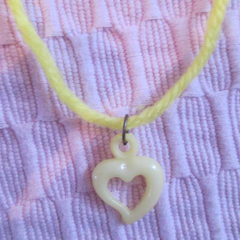 troc de  Collier coeur jaune., sur mytroc