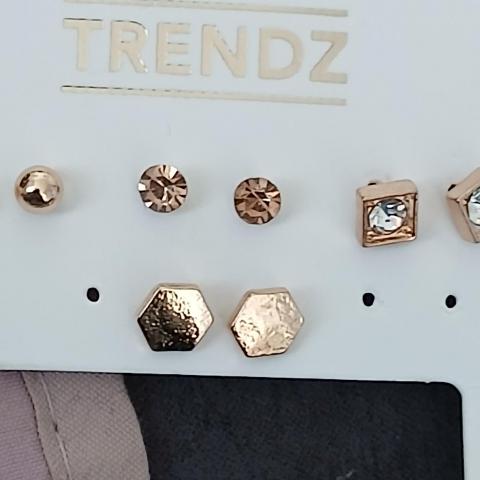 troc de  Reserver Troqueuse Lots De Boucles D Oreilles, sur mytroc