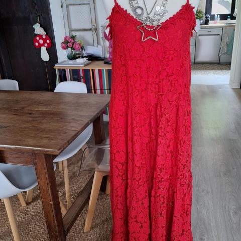 troc de  Superbe robe longue dentelle rouge 40-42, sur mytroc