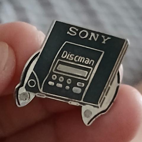troc de  N * 16 RESERVER GIGI Un Pins ' SONY ', sur mytroc