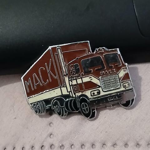 troc de  Pins ' CAMION MACK ', sur mytroc