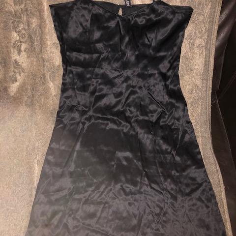 troc de  Combinaison nuisette 100% soie noire Michel Klein taille 36, sur mytroc