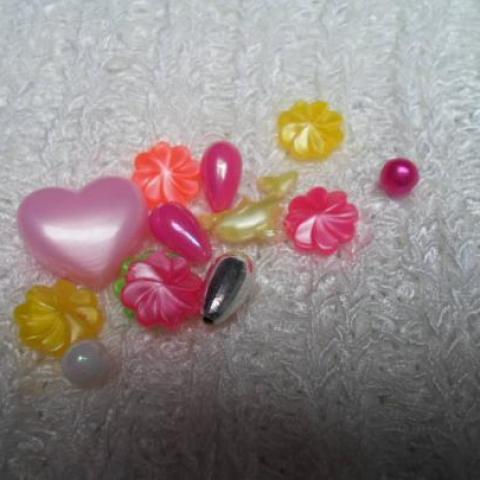 troc de  Lot de treize perles de forme diverses en acrylique multicolores (Réservé à Troqueuse), sur mytroc