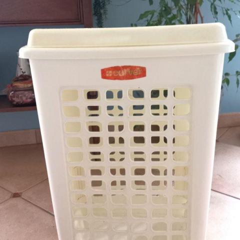 troc de  échange corbeille à linge curver coloris gris 60L, sur mytroc