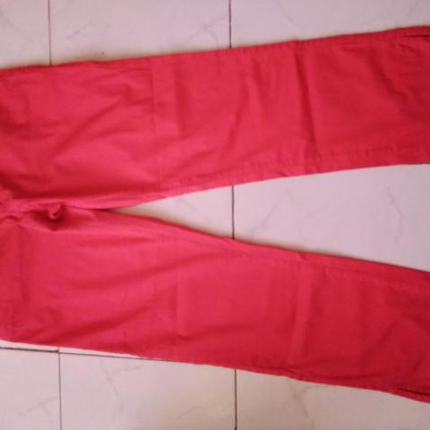 troc de  pantalon rouge taille 46, sur mytroc