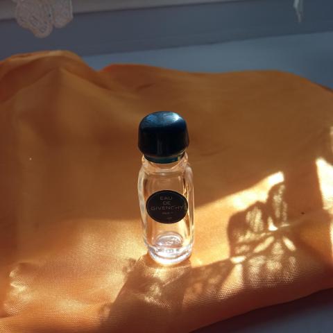 troc de  MINIATURE EAU DE GIVENCHY, sur mytroc