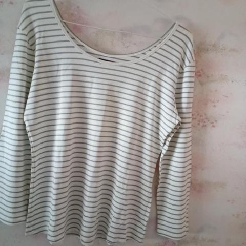 troc de  Haut rayé marque  le petit marin taille 5  acetate et elasthane, sur mytroc