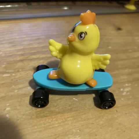 troc de  Réservé Jouet Kinder poussin sur planche à roulettes, sur mytroc