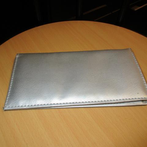 troc de  porte monnaie/porte cartes 19X10, sur mytroc