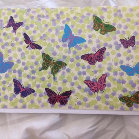 troc de  Carte de papillons multiccolores & son enveloppe blanche, sur mytroc