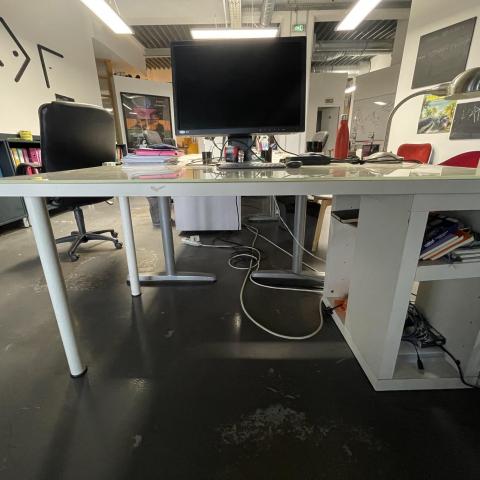 troc de  Bureau en bois avec plateau en verre, sur mytroc