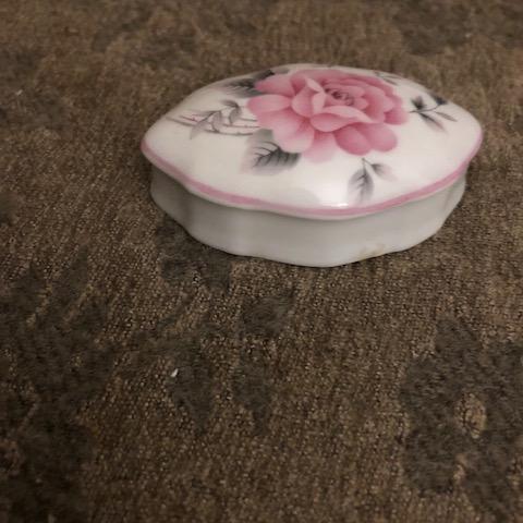 troc de  Petite boîte porcelaine de Limoges longueur approx. 7cm, sur mytroc
