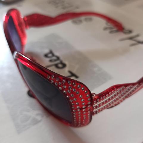 troc de  Réservé jolie lunettes de soleil made in China, sur mytroc