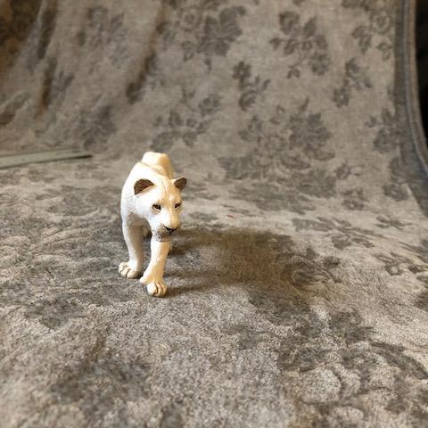 troc de  Figurine lionne 11,5cm de large approx. (petits défauts), sur mytroc