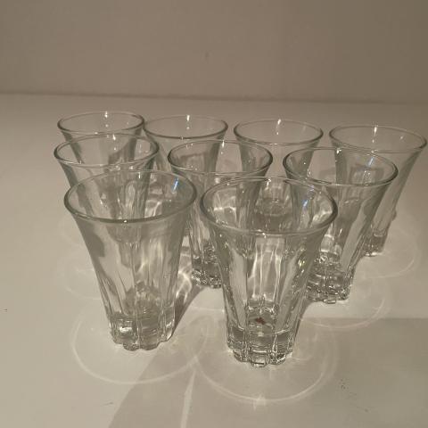 troc de  Lot de 9 petits verres vintage, sur mytroc