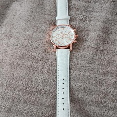 troc de  Reserver Cerise Montre Femmes, sur mytroc