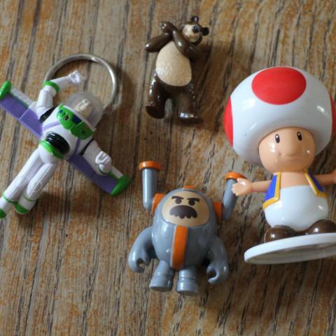 troc de  4 jouets., sur mytroc