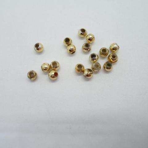 troc de  18 toutes petites perles dorées en acrylique (Réservé à Maryline Faucher), sur mytroc