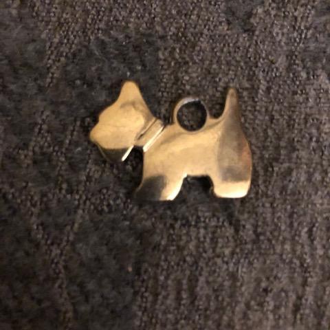 troc de  (réservé) Pendentif petit chien Agatha largeur 3cm, sur mytroc