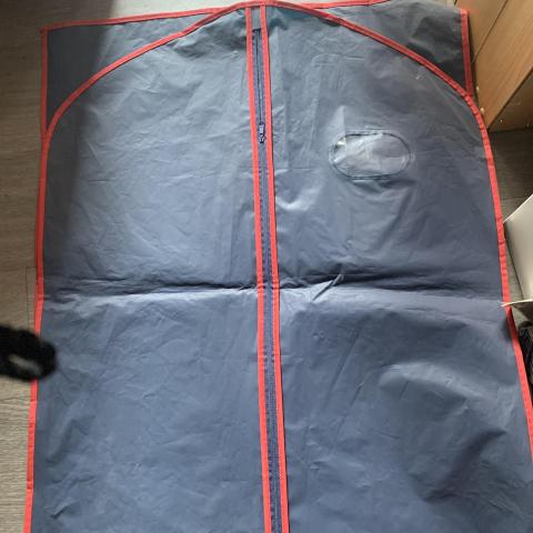 troc de  Grande housse pour vêtements, bon état, sur mytroc