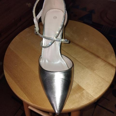 troc de  Salomées 39 TBE dorées strass, sur mytroc