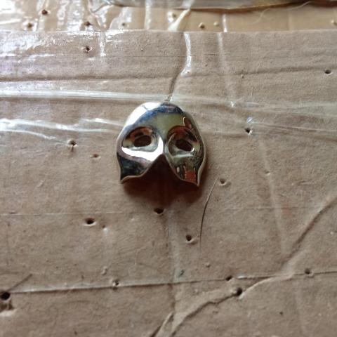 troc de  pin's masque, sur mytroc