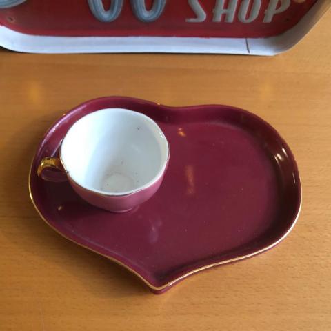 troc de  ensemble tasse à café + plateau en forme de coeur rouge., sur mytroc