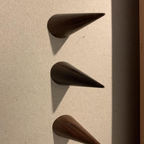 troc de  Trois. Cônes pour mettre des bagues en bois., sur mytroc