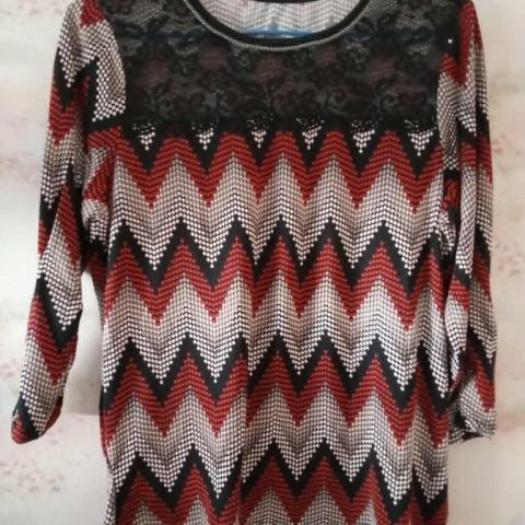 troc de  haut noir blanc et rouge taille 44 très bon etat marque Gloria, sur mytroc