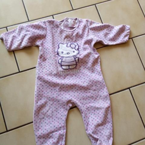 troc de  °Pyjama 6 mois hello  kitty mauve petit pois, sur mytroc