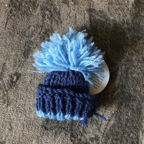 troc de  (réservé) Petit bonnet bleu poupée mannequin ou petite poupée, sur mytroc
