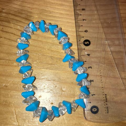 troc de  Bracelet perles triangulaires turquoises et transparentes, sur mytroc