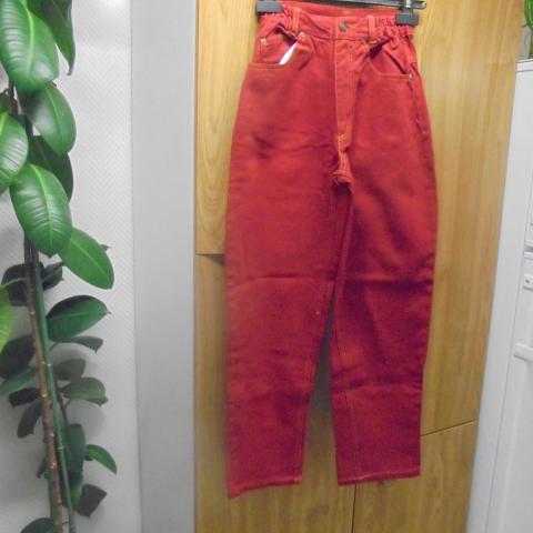 troc de  jeans rouge  taille 10  ans  tour de taille 28 cm    6  noisettes, sur mytroc